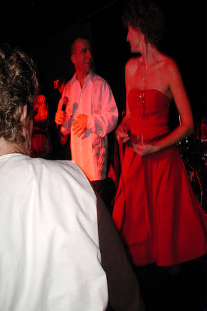 heidithestagegirlandthefatcitysinger102805.jpg